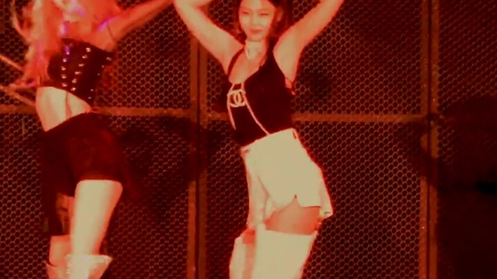 【JENNIE】You’re the real deal—pretty savage, a sexy little cat flirting right before your eyes