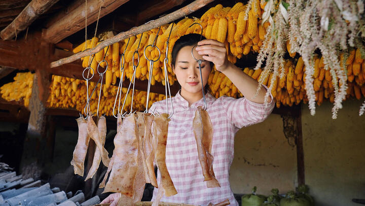 Yunnan Cuisine | How to Fry Pork Rinds to Prepare Several Local Dishes