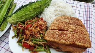 ตำถั่วหมูกรอบเผ็ดโคตรๆ Spicy salad long bean & Crispy pork