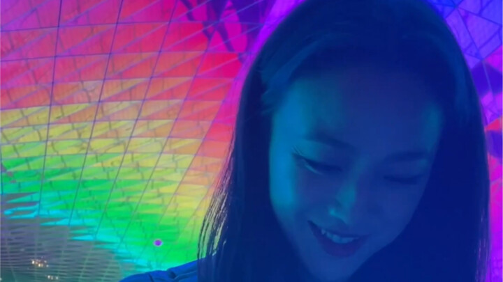 فرصة رائعة للدردشة مع الأخت تانغ وي ومصافحتها وحصول على توقيعها لمدة أربع دقائق!