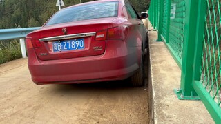 كيف تمكنت من الحكم بدقة على عبور جسر أحادي الجانب بهذه الحافة الدقيقة؟