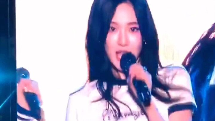 Today at the school anniversary, senior Ningning delivered a stunning hand-mic dance performance—so 