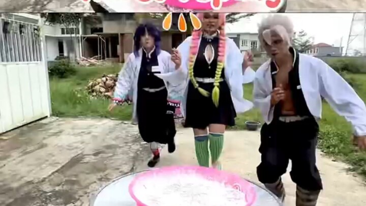 COSPLAY ANIME SAMBIL LOMBA KARET TEPUNG