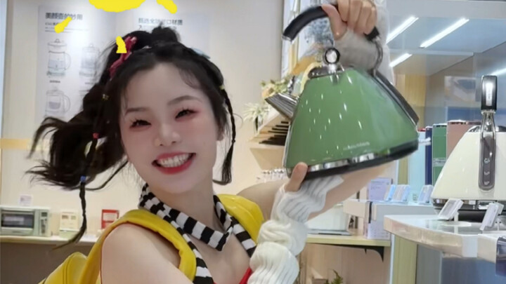 Sao mọi người cứ tag mình vào những outfit đầy dopamine thế? Mà mình là một blogger ẩm thực cơ mà!