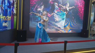 21号玄机展台的绝美雪女舞蹈