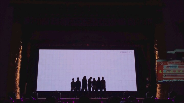 يا للروعة! النسخة الرسمية من "Mic drop" لحفل رأس السنة في إحدى الجامعات وصلت أخيرًا!