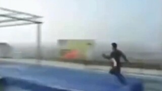 رائع! انظر إلى قدمه بسرعة! انظر إلى جيو الخاص به بسرعة!