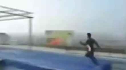 رائع! انظر إلى قدمه بسرعة! انظر إلى جيو الخاص به بسرعة!