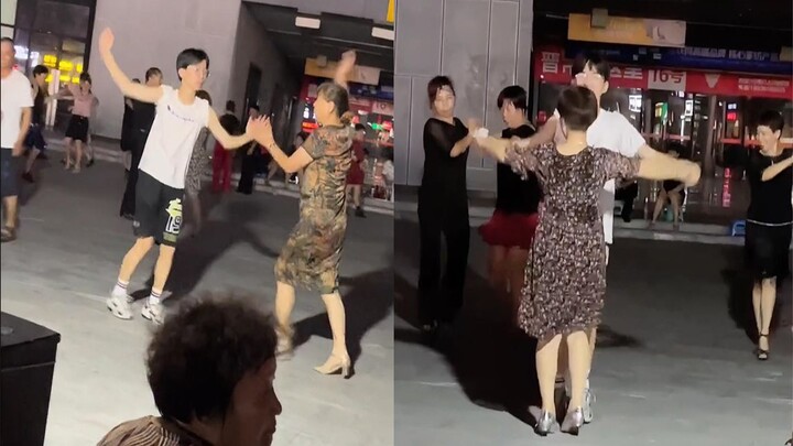 男子陪妈妈跳广场舞，娴熟舞姿引人感慨：能放下手机出门就不错了