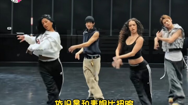 Vậy nên xin tất cả các nam idol hãy cùng nhau lắc lư nào!