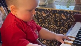 A 1.5-year-old baby from a Russian netizen's family has already shown remarkable piano talent.