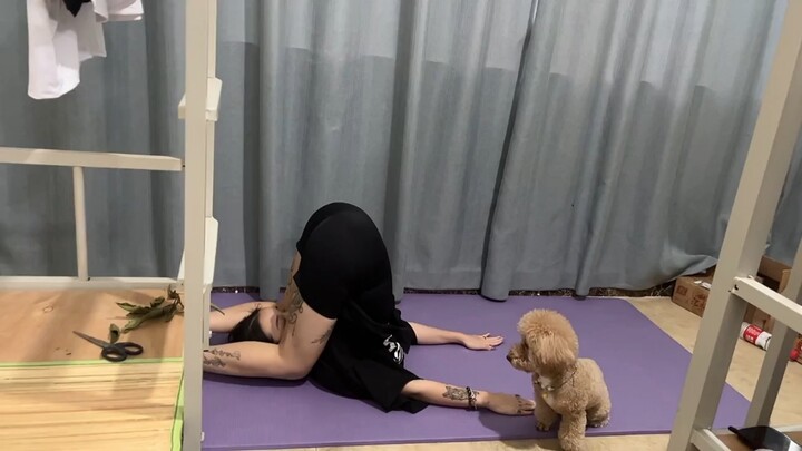 Ở ký túc xá cũng phải chăm tập thể hình nhé!