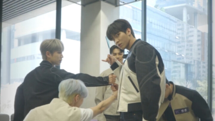 11 o'clock Skyscraper Relay Dance Video