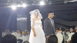 “新郎：干哈捏，我都强忍住泪水了” 好兄弟假扮新娘上场整蛊新郎，新郎满怀期待转身后秒变痛苦面具