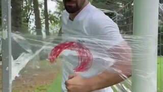 工具和多层缠绕塑料袋的实验，小伙演技不错