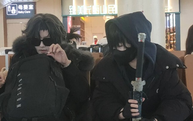 Saw two strange people at Changbai Mountain Station.
