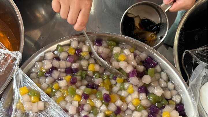 مشروب سكري من البائع المتجول بـ5 يوانات فقط للكوب! يمكنك إضافة عدة أنواع من الإضافات كما تشاء… منعش 