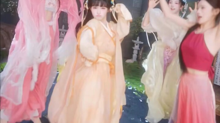 Xiaodan, si bidadari kecil yang sedang asyik bermain (jumpstyle Cai Xukun)
