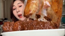 Iya iya udah telat baget sihhh !!!! Masa sekarang baru cobain rendang mama Fuji ….. well better late