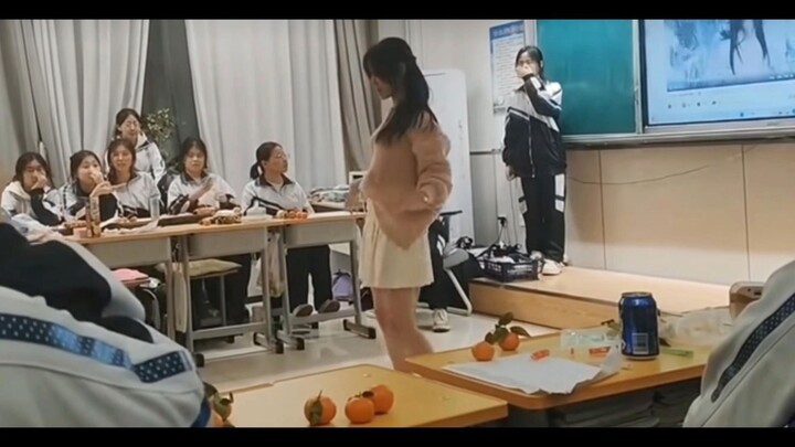 SMA Putri di Tiongkok: Gadis Manis ala JK “Rok Pendek Putih, Adik Perempuan Sebelah Rumah” — Malam T