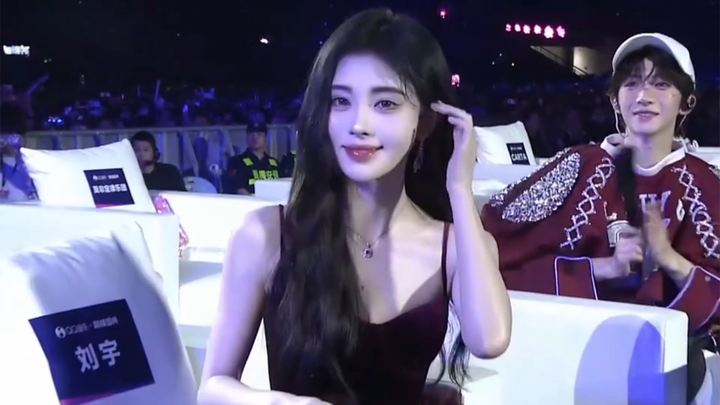 “She doesn’t even need editing!” The staff on site voiced exactly what I was thinking!! Ju Jingyi is