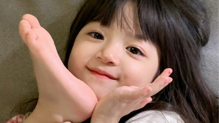 She totally knows she’s adorable!