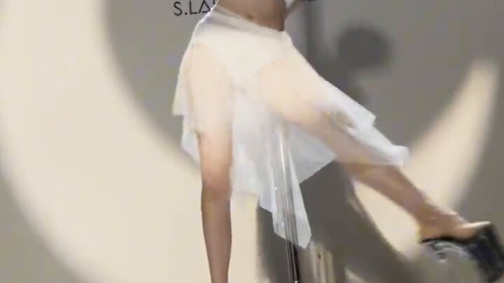 ภาพถ่ายคลาสเรียนเต้นรูดเสา