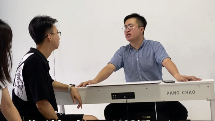 السيد تشانغ مديرًا يشبه مريضًا وحيدًا، يتنازع مع نفسه