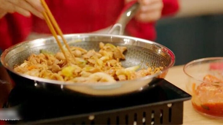 In Korea, such a precious small plate of fried pork with green onions and kimchi can only be eaten b