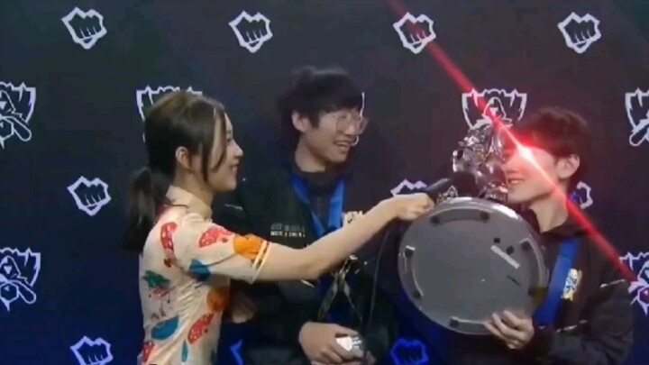 อยากจะบอกว่านี่คือแชมป์ JackeyLove Cup ที่ดีที่สุดในประวัติศาสตร์! บ้าเอ้ย เขาทำได้อีกแล้ว