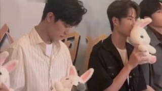 [Bojun Yixiao] My younger brother carefully kissed the rabbit. As we all know, who is the rabbit? He