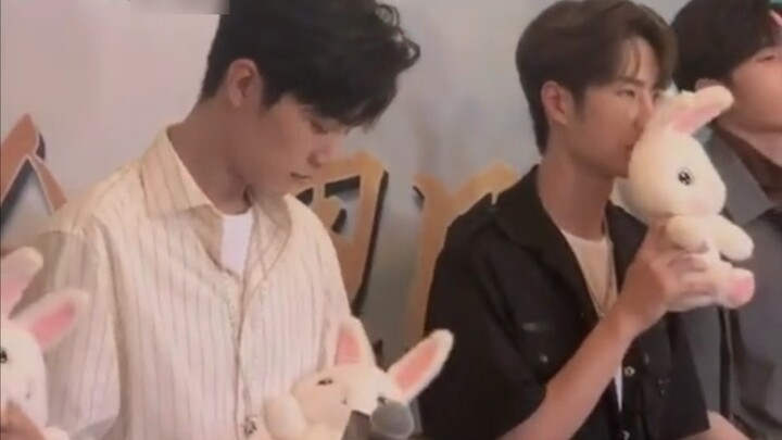 [Bojun Yixiao] Em trai tôi cẩn thận hôn con thỏ, như chúng ta đã biết, con thỏ là ai? Trong nụ hôn, 