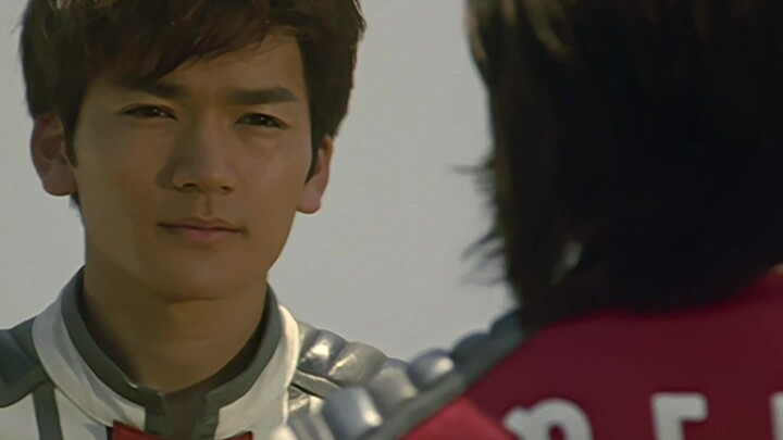 The monster angrily ripped off its wings, and Tiga transformed into a powerful form to defeat it. Li