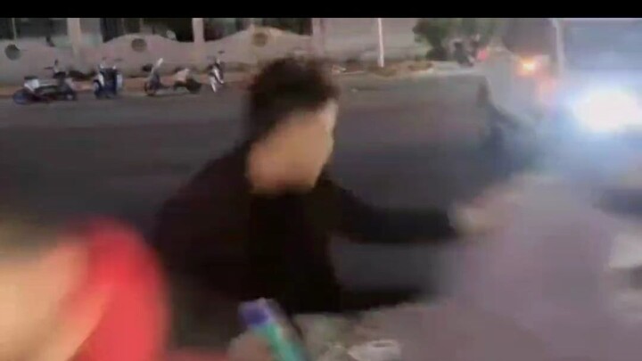 الأم: "يا أولادي، اقتلوها من أجلي، لا تختبئوا، أيها الأوغاد الخسيسون."