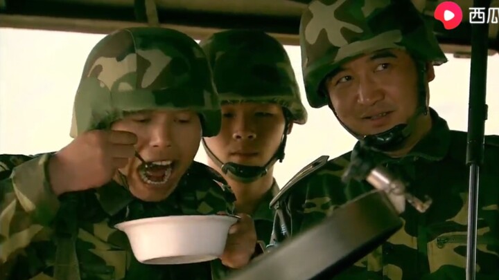 【吃饭合集】夺笋呐！特种兵偷吃蓝军红烧肉，还给人家锅里下药~
