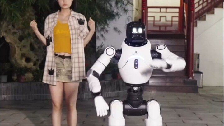 صادفت Lingxi X2 في السوق الليلي خلال عطلة العيد الوطني، كانت ترقص بحماس وتتظاهر بالطُّرَّة، يا للعجب