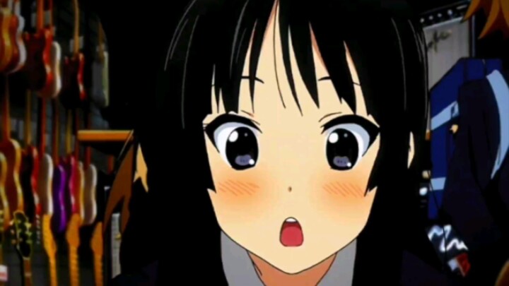 Khi Mio-chan gặp bass thuận tay trái