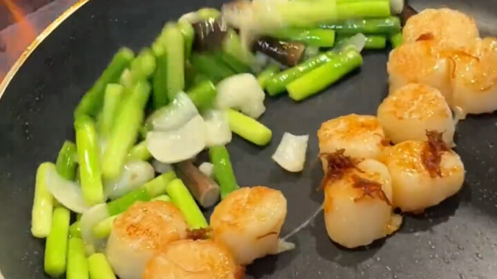 Today, a new Cantonese chef came to the kitchen for a trial cooking session and quoted a salary of 1