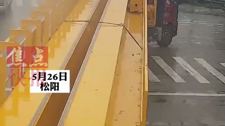 “Korban” malah akan ditahan? Truk trailer panjang luar biasa melakukan manuver ‘ekor naga’ hingga me