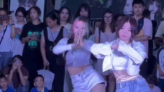 Lưu một bức ảnh thẳng không biết phải làm gì với Lisa, người chỉ đẹp trên khuôn mặt
