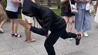 หลังจากถ่ายรูปแล้ว เจียห่าวคิดว่าเขาสามารถไปที่กำแพงสารภาพได้ และพบว่าตัวเองอยู่ในพื้นที่ชีวิตที่แปล