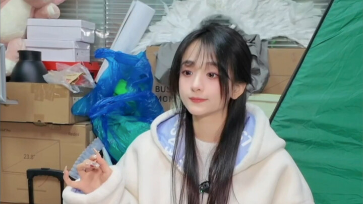 Chiều nay, một ngôi sao mới thuộc phong cách tối giản hiện đại đã ra đời tại kho hàng của công ty.