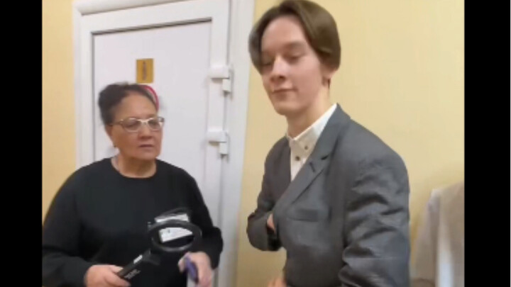 วัยรุ่นรัสเซียล้อตัวเองก่อนการสอบสำคัญ (คุณยังจำโทรศัพท์แบบนั้นได้ไหม?)