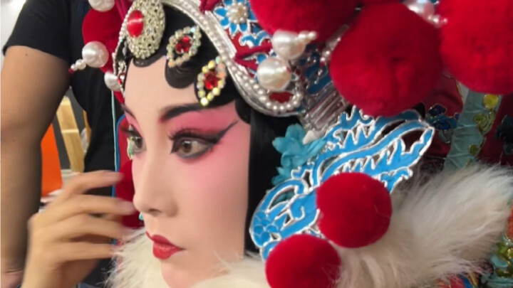 كشف مذهل عن الكواليس لدى ممثلي الأوبرا الصينية! هكذا تبدو حقًا!!!