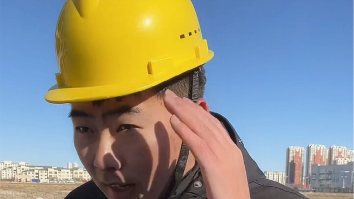 Saat kamu melihat pekerja mencampur semen dengan air