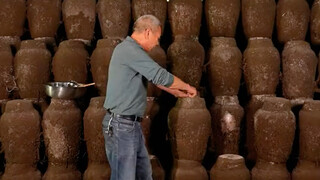 เปิดถังเหล้าในคลังเหล้าที่เก็บไว้ 300,000 ถังเพื่อดูสักหน่อย