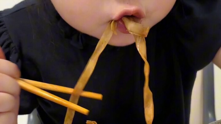 Adakah anak-anak Henan yang nggak suka makan mie bumbu?