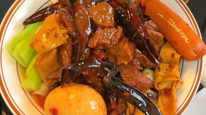 Mẹ ngoài 40 tuổi dậy lúc 6 giờ 50 sáng để nấu bữa sáng cho cô con gái đi làm