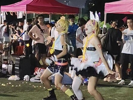 The Kagamine twins suddenly appeared on the university campus! o(*≧▽≦)ツ