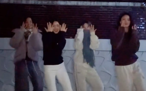 Soyeon also joins the first snow challenge! STAYC’s first snow challenge